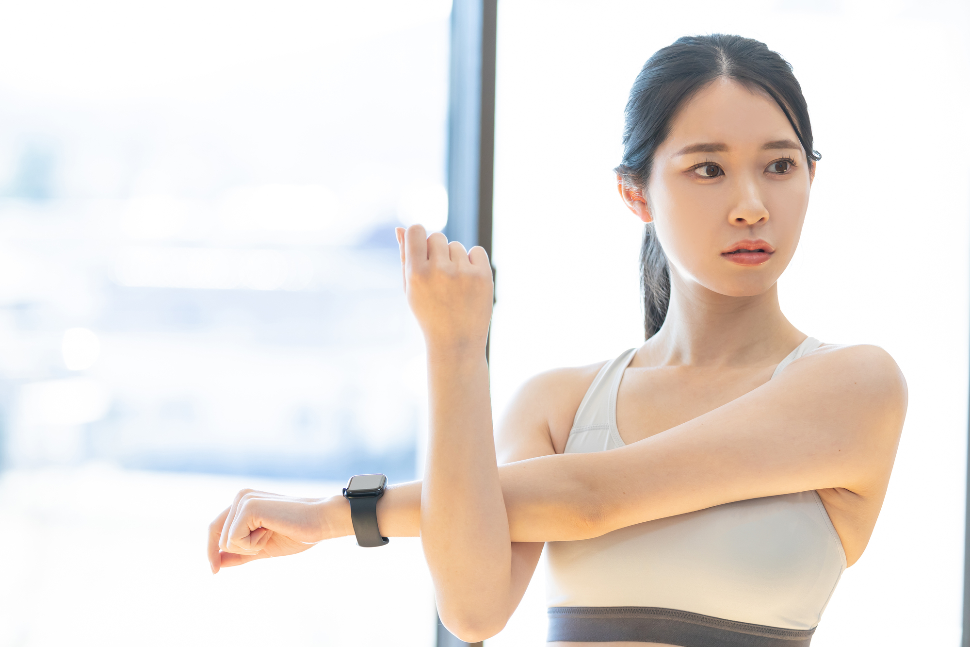 ストレッチをする女性