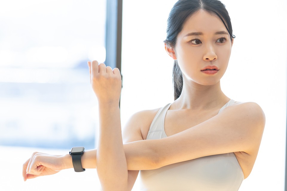 ストレッチをする女性